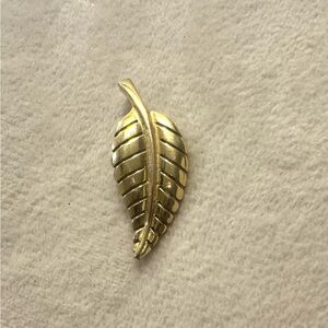 Jennifer Meyer Small Leaf pendant